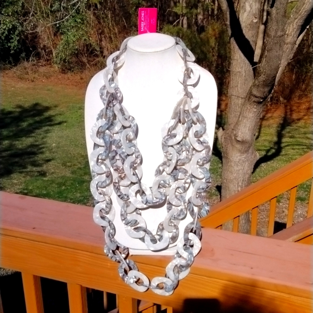 Sassy Jones Zaria Luxe Chain White Gray